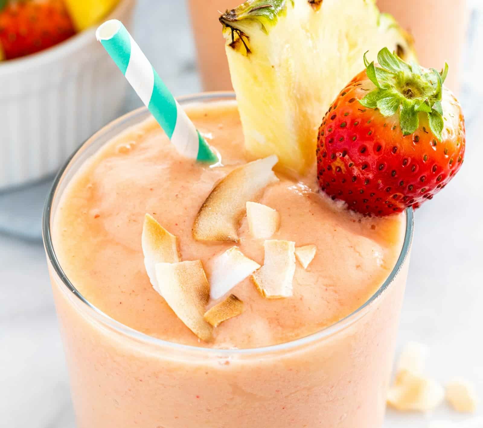 Jinsi ya kuandaa juisi ya ‘Strawberry’, embe na nanasi