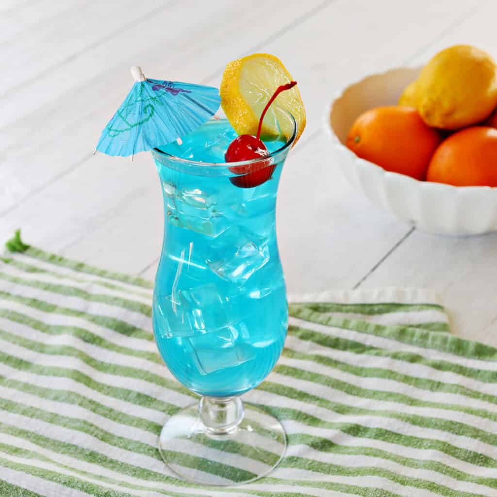 Jinsi ya Kutengeneza Cocktail ya Blue Lagoon